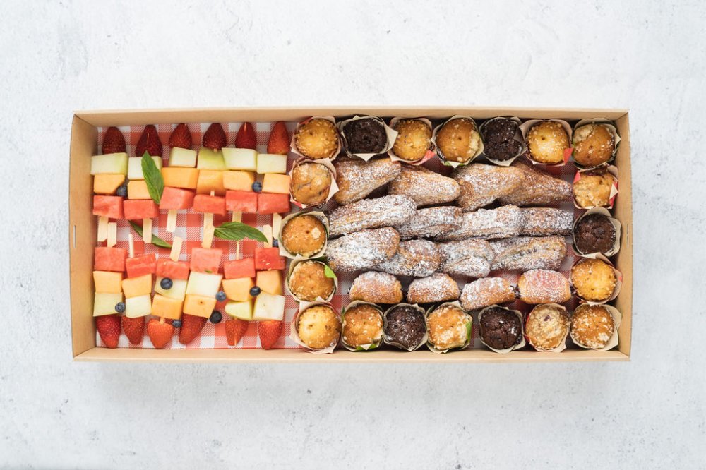 Muffin pastry and fruit skewers in the box